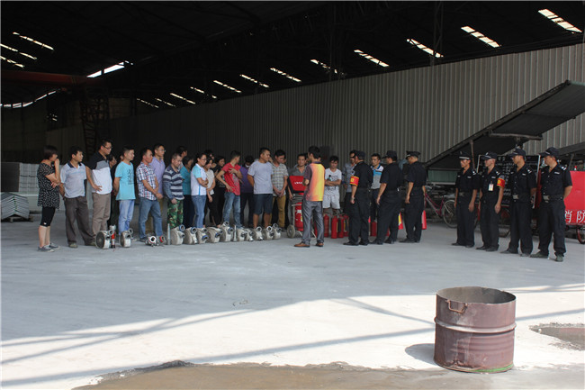 應(yīng)急消防演練，保車間安全生產(chǎn)