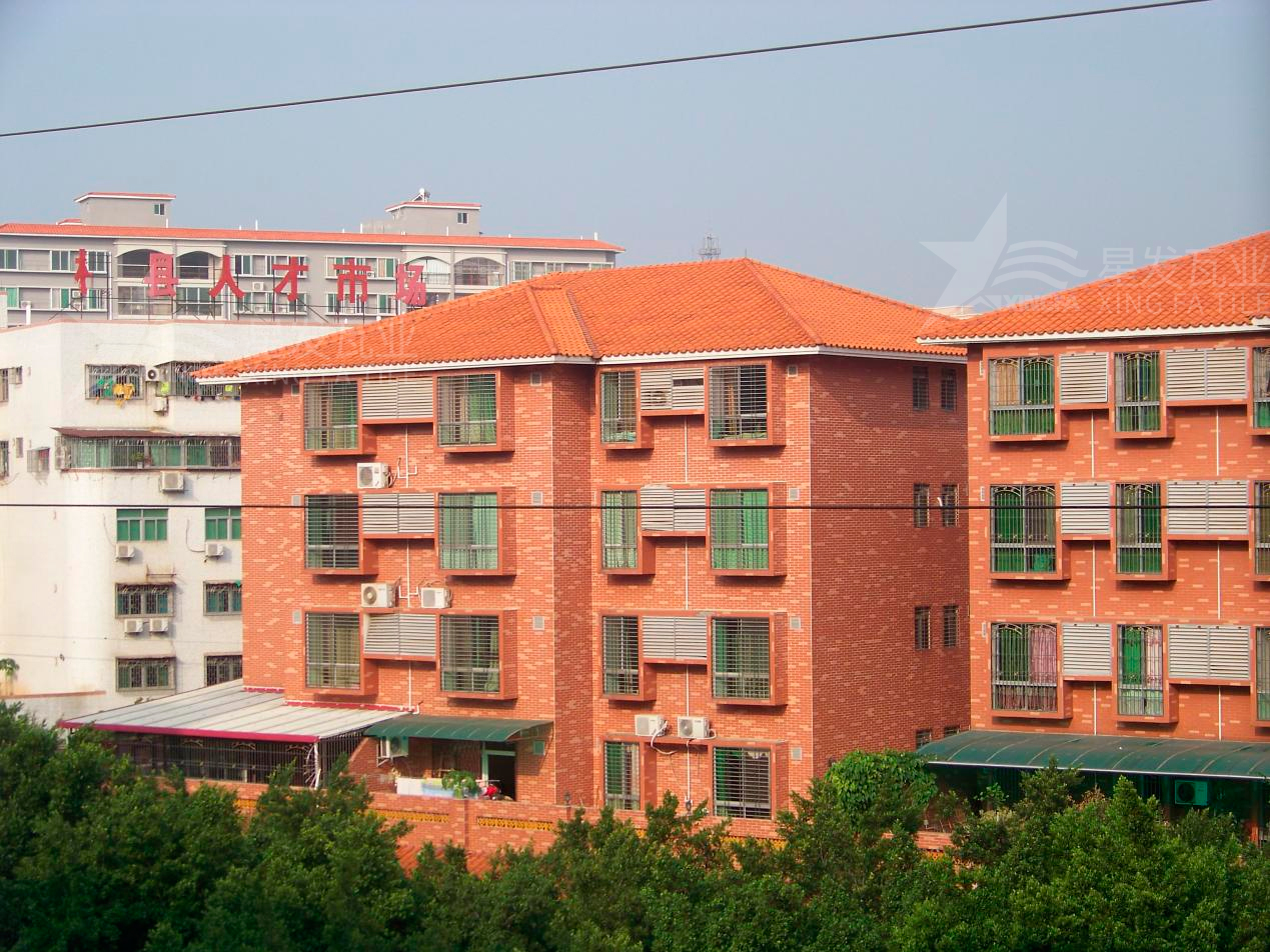 合成樹脂瓦要定期翻新維護嗎？逐漸取代彩鋼瓦，應用越來越廣泛！