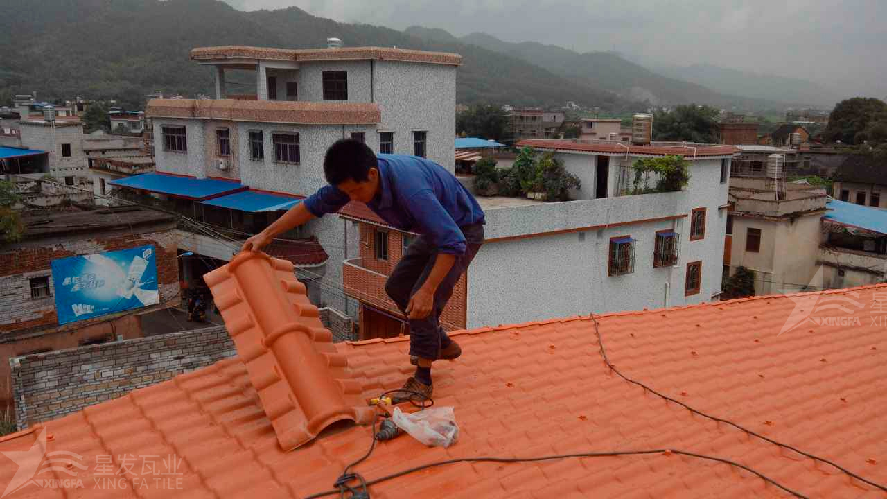 合成樹(shù)脂瓦與鐵皮瓦在性能和優(yōu)點(diǎn)上的區(qū)別和差異？